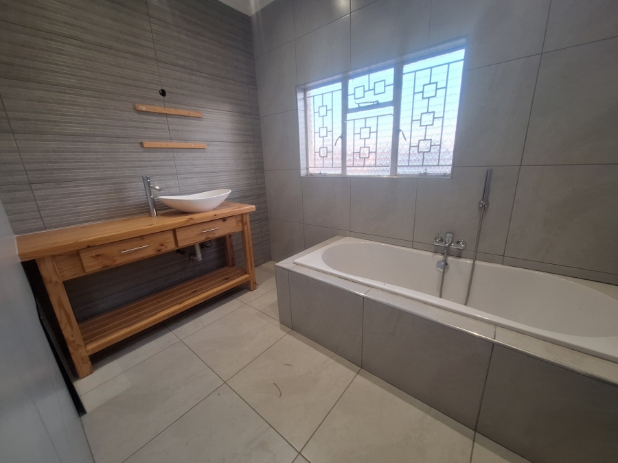 4 Bedroom Property for Sale in Mohadin North West